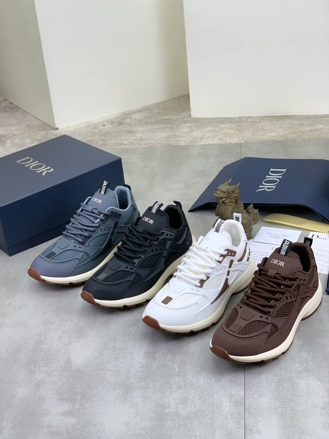 Men's Men's Shoes P600💰💎💎💎Top quality DIOR men's low-top sneakers series Newly launched this season, this low-top sneaker is one of the flagship styles of the series. Crafted from cowhide leather uppers combined with mesh and white technical fabric, it's finished with reflective graphic logos. Featuring logos on the heel and tongue, the extra-light sculpted rubber sole with signature embellishments enhances style, and internal stretch details create an ideal comfort fit that pairs well with a variety of casual looks. Shows fashionable and modern sports style Size:39-45 (38 46 customized)